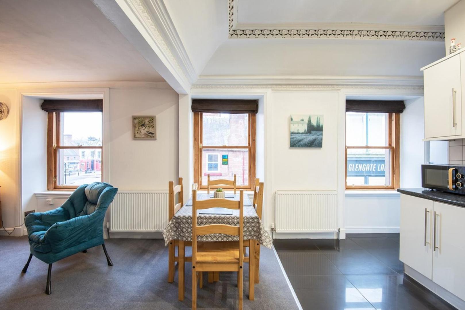 Charming 2 Bedroom Flat In The Heart Of Kirriemuir Extérieur photo