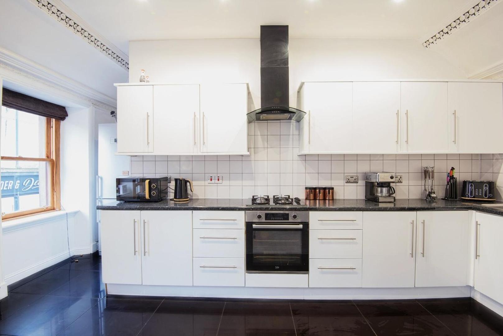 Charming 2 Bedroom Flat In The Heart Of Kirriemuir Extérieur photo